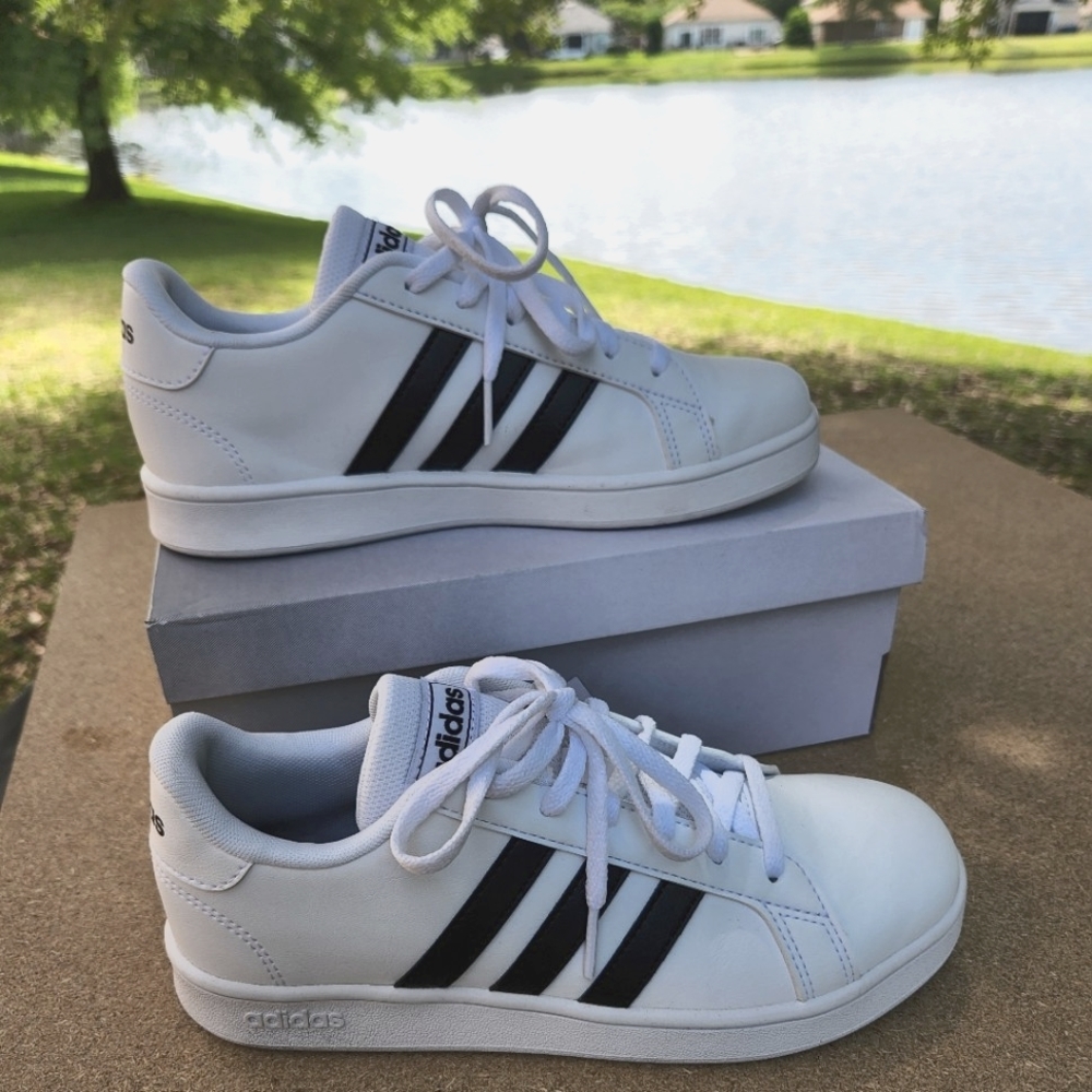 ADIDAS kids sz 4